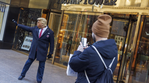 Un hombre disfrazado de Donald Trump frente a la Torre Trump, en Nueva York, a 16 de febrero de 2024.