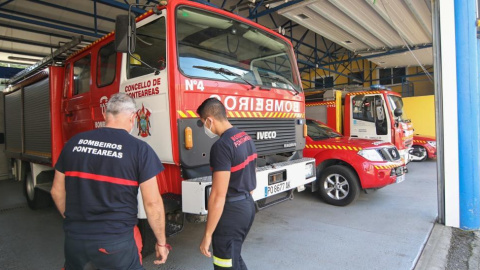 Dos bomberos en la base del servicio ponteareano.