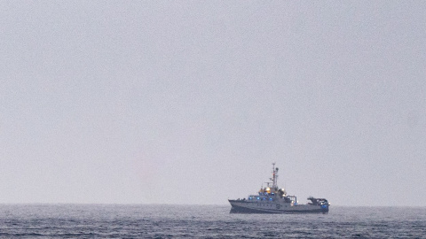 En la imagen, el buque "Ángeles Alvariño" fotografiado este lunes frente a la bahía del puerto de Santa Cruz de Tenerife, donde continúa la búsqueda de las niñas Anna y Olivia.