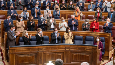 03/11/2021.- La ministra de Hacienda, María Jesús Montero, es aplaudida tras su intervención en el debate presupuestario. Alberto Ortega / Europa Press