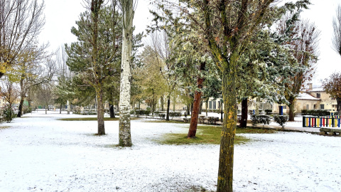 Un parque de Maranchón cubierto de nieve, a 23 de noviembre de 2021, en Maranchón, Guadalajara, Castilla La-Mancha (España).