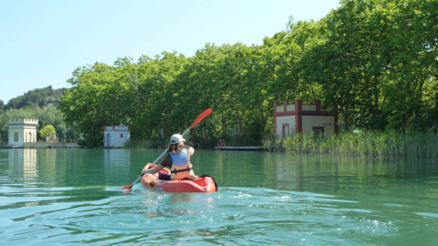 Ruta amb caiac a l’estany de Banyoles.