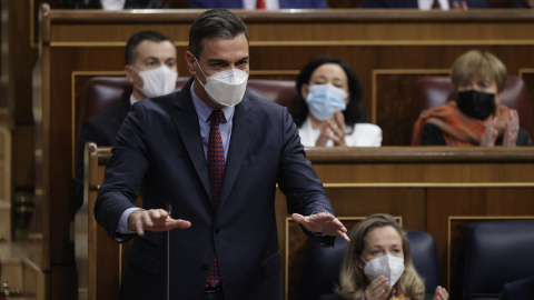 09/03/2022.- El presidente del Gobierno, Pedro Sánchez (i) y la vicepresidenta primera y ministra de Economía, Nadia Calviño (d) durante la sesión de control al ejecutivo este miércoles en el Congreso donde defiende las actuaciones del Gobierno en el