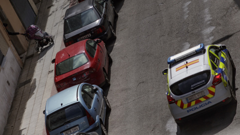 Un vehículo de la Policía municipal patrulla las calles de la localidad de Alcorcón (Madrid), a 16 de marzo de 2020.