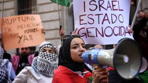 Varias personas durante la manifestación en apoyo a Palestina, el 17 de febrero de 2024, en Madrid (España).