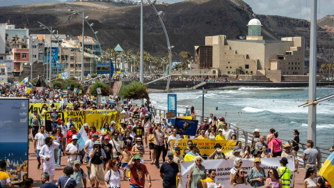 Decenas de personas protestan con carteles durante una manifestación contra el modelo turístico, a 20 de abril de 2024, en Las Palmas de Gran Canaria.