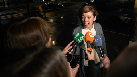 La candidata de Sumar a la Presidencia de la Xunta, Marta Lois, atiende a los medios durante el seguimiento de la jornada electoral, a 18 de febrero de 2024, en Santiago de Compostela.