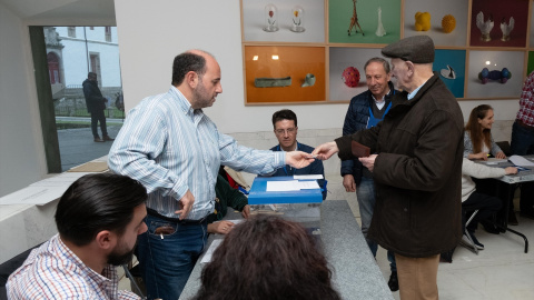 Un hombre ejerce su derecho a voto, en el Centro Galego de Arte Contemporáneo (CGAC), a 18 de febrero de 2024, en Santiago de Compostela.