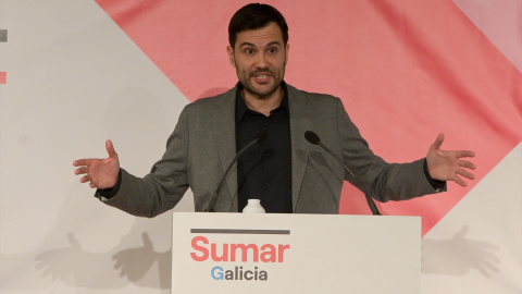 El portavoz de la comisión promotora de Sumar Galicia, Paulo Carlos López, interviene durante la presentación del proyecto de Sumar Galicia, a 16 de diciembre, en A Coruña.