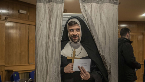 En la imagen, una persona disfrazada vota en un colegio electoral en Xinzo de Limia (Ourense), a 18 de febrero de 2024.