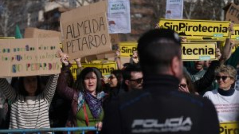 Cientos de personas se manifiestan contra la mascletá en Madrid Río