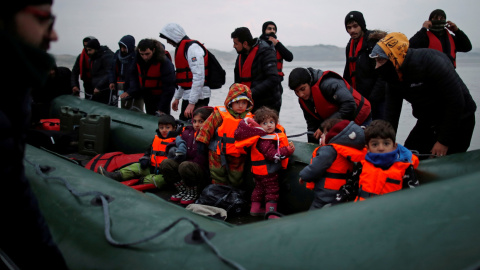 24/11/2021Un grupo de más de 40 migrantes con niños se suben a un bote inflable, al salir de la costa del norte de Francia para cruzar el Canal de la Mancha.