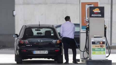 09/03/2022. Un hombre reposta combustible en una gasolinera, a 24/02/2022.