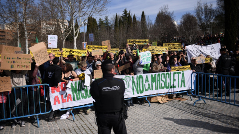 Imágenes de la protesta durante la mascletá en Madrid Río a 18 de febrero de 2024