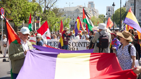 Manifestantes con banderas durante una protesta por la Tercera República, a 14 de abril de 2024, en Madrid.