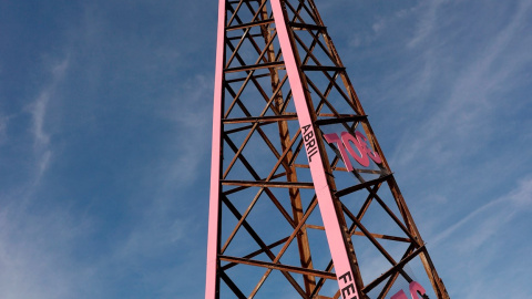 20/10/2021 Convierten una torre eléctrica en desuso en una flecha artística de protesta contra la subida en el precio de la luz