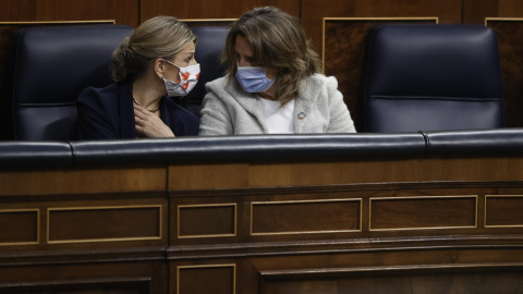 La vicepresidenta segunda y ministra de Trabajo, Yolanda Díaz (i) y la vicepresidenta tercera y ministra de Transición Ecológica, Teresa Ribera (d) durante la sesión de control al ejecutivo este miércoles en el CongresLa vicepresidenta segunda y mini