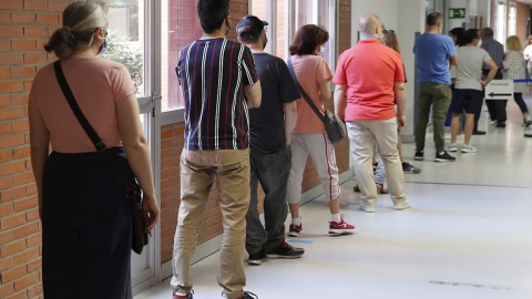 Varias personas esperan para recibir la vacuna contra la covid-19 en el Hospital Severo Ochoa de Leganés, Madrid.