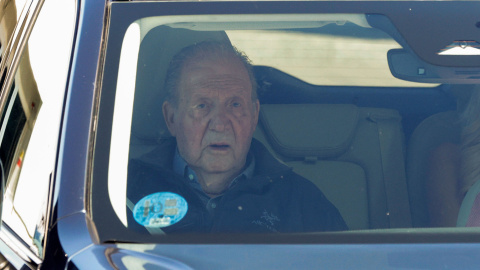 El rey emérito Juan Carlos I a su llegada al aeropuerto de Peinador, en Vigo, a 12 de junio de 2024.