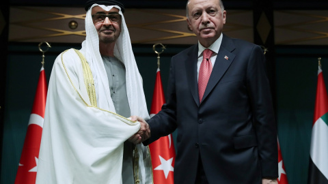 El presidente turco Erdogan se reúne con el príncipe heredero de Abu Dhabi, el jeque Mohammed bin Zayed al-Nahyan.