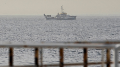 El buque del Instituto Español de Oceanografía (IEO) Ángeles Alvariño sigue rastreando con un sonar este jueves los fondos marinos de la costa de Santa Cruz de Tenerife en busca de pistas sobre el paradero de las niñas Anna y Olivia, desaparecidas ju