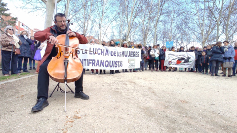 David Ortiz tocando en el acto en homenaje a las mujeres fusiladas antifranquistas.