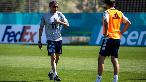 El seleccionador español Luis Enrique durante el entrenamiento que los jugadores de la selección española que componen la burbuja paralela a la lista orginal para la Eurocopa, han llevado a cabo este jueves en la Ciudad Deportiva de Las Rozas.