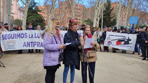 Homenaje a las mujeres víctimas del franquismo al que han asistido multitud de asociaciones para reivindicar su lucha.