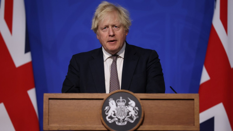 El primer ministro de Reino Unido, Boris Johnson, ofrece una rueda de prensa para anunciar nuevas restricciones por la nueva variante de la covid-19.