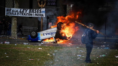 Un coche arde durante una protesta cerca del Congreso Nacional, el día en que los senadores debaten el proyecto de reforma económica del presidente argentino Javier Milei, a 12 de junio de 2024.