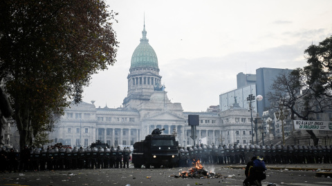 Las fuerzas del orden montan guardia frente al Congreso Nacional de Argentina, a 12 de junio de 2024.