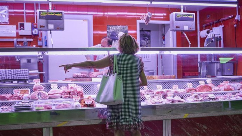 Imagen de archivo de una mujer comprando en una carnicería.