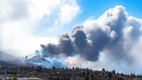 El volcán de Cumbre Vieja ha abierto este domingo nuevos focos de emisión de lava por la zona norte del cono volcánico