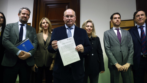 El portavoz del grupo popular en el Congreso, Miguel Tellado (c), posa junto a miembros de su grupo tras presentar en el Registro de la Cámara Baja la petición de dimisión de la presidenta del Congreso, Francina Armengol, este 4 de marzo de 2024.