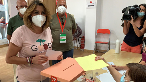 Susana Díaz posa mientras depositaba su voto en las primarias del PSOE andaluz.