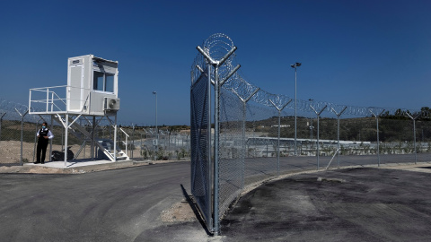 Vista de las concertinas del campamento de migrantes de tipo cerrado en la isla de Samos.