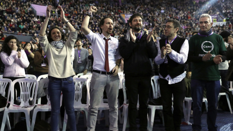 Los dirigentes de Podemos Irene Montero, Pablo Iglesias, Rafael Mayoral , Carlos Monedero y Diego Cañamero, en la segunda jornada de la Asamblea Ciudadana Estatal de Vistalegre II. EFE/Chema Moya