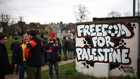 04/03/2024 Seguidores junto a una pintada en la que se lee "Libertad para Palestina" mientras asisten al partido entre el Clapton Community FC y el Sutton FC, el 3 de febrero de 2024.