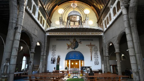 Una mujer reza en la "Catedral de la Fe" construída por Justo Gallego.