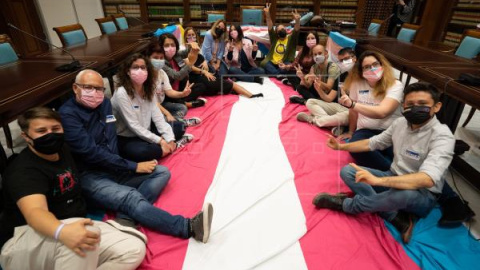 Representantes de la coordinadora de Colectivos LGTBI+ y Trans de Canarias sobre la Ley de igualdad social y no discriminación por razón de identidad de género, expresión de género y características sexuales posan en una sala del Parlamento de Canar