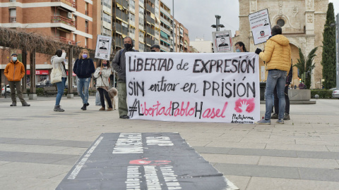 06/02/2021.- Varias personas participan en una manifestación contra el encarcelamiento del poeta y rapero Pablo Hasél, en Guadalajara. Rafael Martín / Europa Press