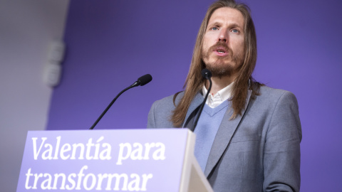 03/04/2023.- El portavoz de Podemos, Pablo Fernández, durante la rueda de prensa convocada por la formación política este lunes en Madrid. EFE/ Fernando Villar