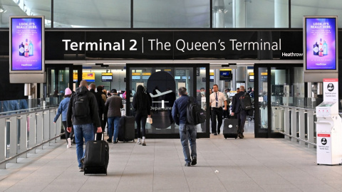 Viajeros en la Terminal 2 del aeropuerto londinense de Heathrow. AFP/JUSTIN TALLIS