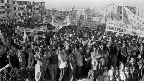 Los vecinos del barrio del Gran San Blas en la entrega de siete mil viviendas sociales y de renta limitada del régimen, en julio de 1962.