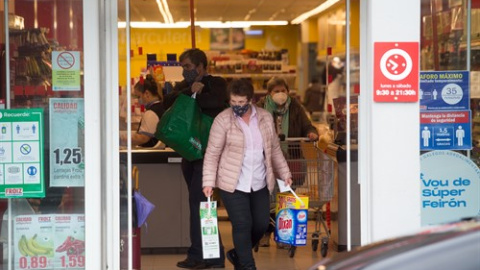 Una mujer compra en un supermercado de Castro Riberas de Lea, perteneciente a la comarca de A Terra Cha, al no poder entrar en la ciudad de Lugo para comprar, en Outeiro de Rei, Galicia, a 27 de enero de 2021.