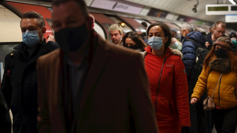 Pasajeros en el Metro de Londres con mascarilla.