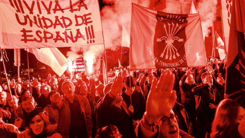 Decenas de personas haciendo el saludo fascista, durante una manifestación convocada por la Falange Española de las JONS, a 18 de noviembre de 2023, en Madrid.