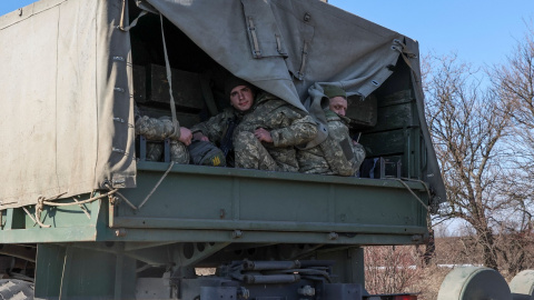 Soldados del Ejército ucraniano en un camión militar, en la región de Kharkiv, al este de Ucrania. REUTERS/Antonio Bronic