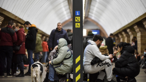 Ciudadanos ucranianos se refugian en la estación de metro de Kiev, tras la alarma de las sirenas antiaéreas por los bombardeos de Rusia. EFE/STRINGER