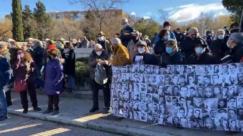 Cientos de personas dan su último adiós a la escritora Almudena Grandes.